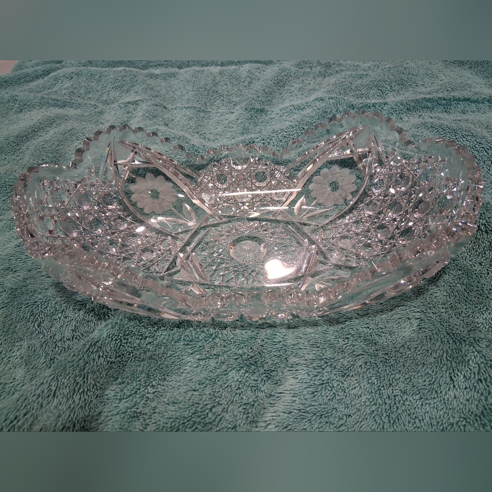 Elegant Crystal Decorative Bowl